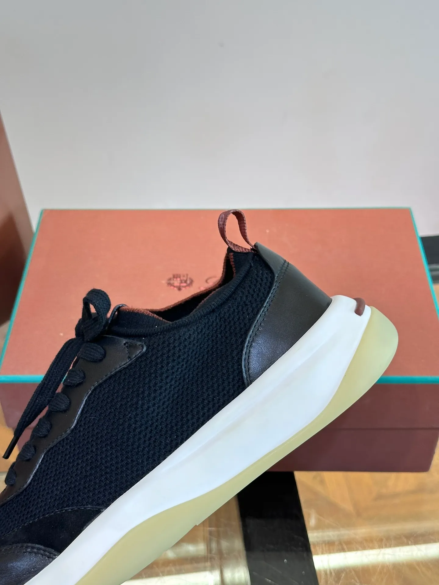 Factory price: 500💰Loro men's shoes💰iana/nuoyoupiana 410 L men's shoes💰 Walk Wish men's sneakers. This sneaker redefines the iconic 360 L men's shoes from a modern perspective💰, using a new shape and a wider silhouette design to create an extraordinary comfortable wearing experience. The ultra-light sole creates a charming modern aesthetic, with a classic slip-on construction and extra laces to wrap your foot for comfort. Smooth calfskin and wool pique knit uppers are paired with a combination suede calfskin lining and logo calfskin foot pads for ultimate comfort and breathability. The toe is inlaid with soft suede embellishments, the heel has contrasting line details, and is matched with an EVA foam and rubber outsole. The upper foot is light, soft and shock-absorbing, making it suitable for daily wear in all seasons. Comes with a full set of original packaging and complete information! Size: 39-44 (45, 46 can be customized)